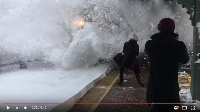 【衝撃映像】電車が巻き上げた雪がホームにいる客を次々襲っていく様子 / アナウンスもなくみんな全然逃げない…!